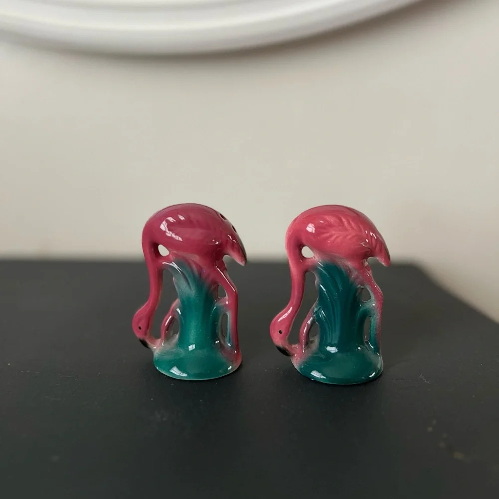 VTG 1985 Sarsaparilla Pink Flamingo Salt & Pepper Shakers Ceramic Kitch Figurine